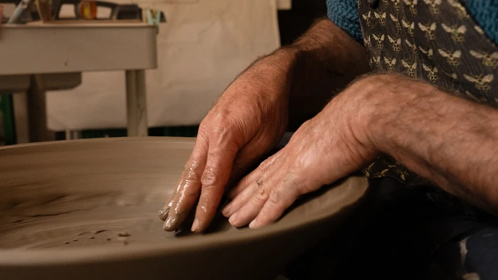 Jarre sculpturale en terre cuite, création artisanale de l’Atelier De Maindis pour architectes paysagistes